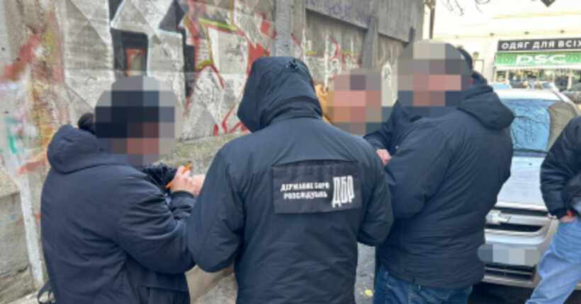За гроші організовував чоловікам 