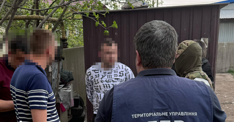 За майже $6 000 допомагали ухилянтам незаконно перетнути кордон: ДБР затримало поліцейського та спільника