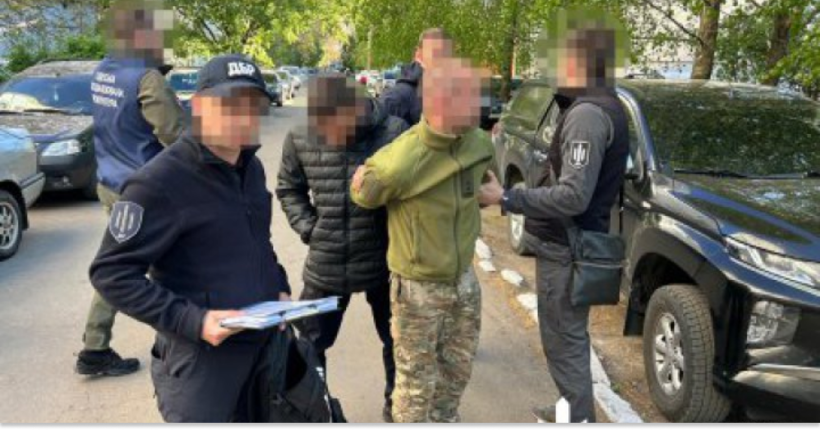 ДБР затримало командира військової частини, який змушував підлеглих ремонтувати квартиру замість служби