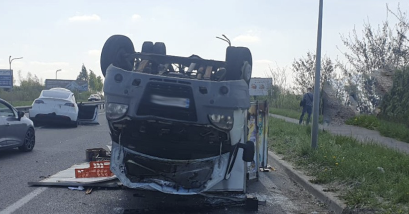На Львівщині сталася ДТП за участі трьох автомобілів: вантажівка перекинулась на дах