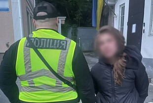 Столична поліція затримала жінку, яка вчинила вандалізм на Алеї Героїв