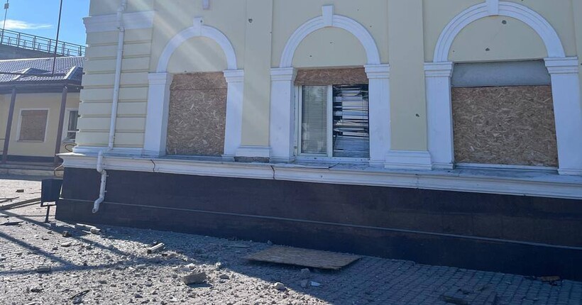 Росіяни обстріляли залізничний вокзал Херсона: пошкоджено будинки й автомобілі (фото)