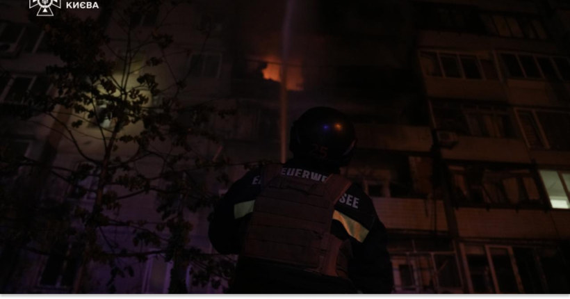 Рятувальники ліквідовують пожежі у трьох районах Києва після нічної атаки дронів