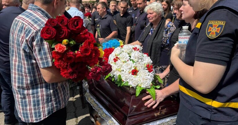 У Києві попрощалися з рятувальниками, які загинули під час ліквідації наслідків обстрілу