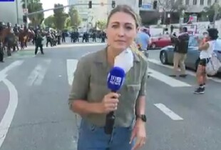 У США поліцейський вистрілив у журналістку гумовою кулею під час прямого ефіру