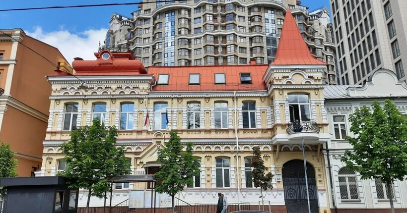 У Києві через масований обстріл пошкоджена будівля польского консульства