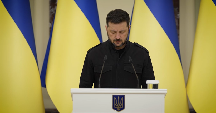 Зеленський вручив сертифікати на квартири Героям України та родинам загиблих захисників (відео)