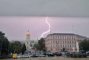 У Києві через ураган впав будівельний кран: момент потрапив на відео