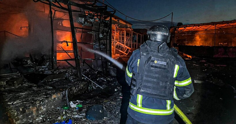 На Харківщині рятувальники ліквідували пожежу на ринку після атаки ворожих дронів