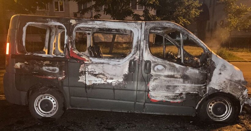 У Києві затримали паліїв, які за гроші підпалили чотири авто
