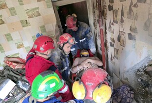 У Києві з-під завалів живим дістали чоловіка, якого затисло конструкціями