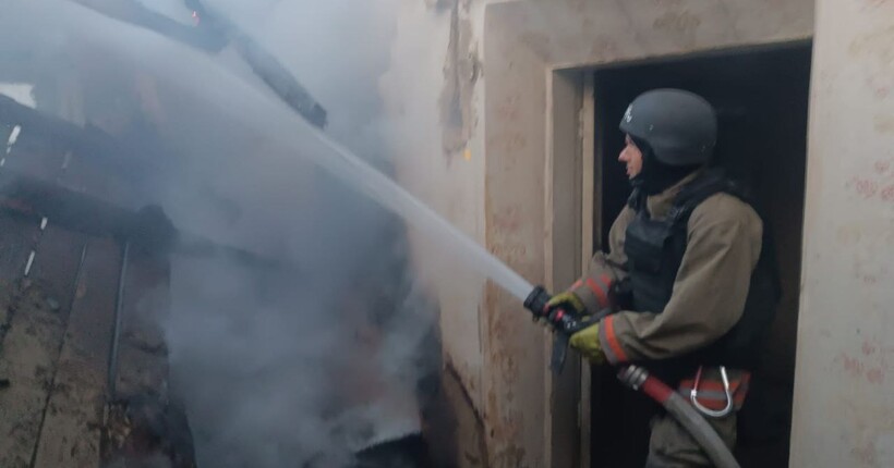 Окупанти атакували Нікопольщину: пошкоджені будинки, авто і гуртожиток