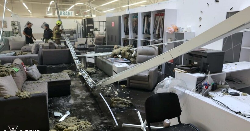В ДСНС показали наслідки російської атаки дроном по магазину в Харкові (фото)