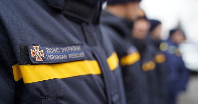 У Харкові дитина випала з вікна у багатоповерхівці на кондиціонер: надзвичайники врятували дівчинку