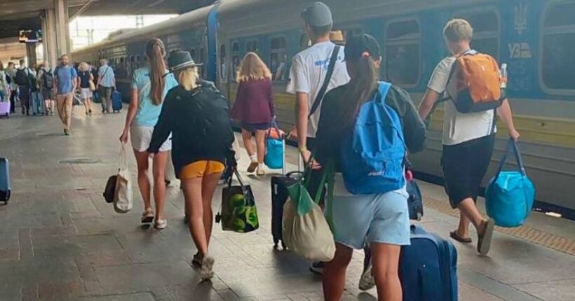 Звільнені з окупації діти повернулися з відпочинку в Італії
