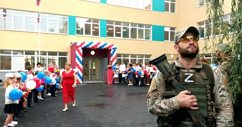 Росіяни нав’язують політичну пропаганду українським дітям на окупованих територіях – британська розвідка
