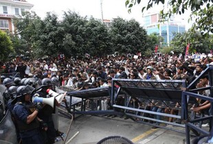 Непал охопили протести через блокування соцмереж : щонайменше 14 загиблих (відео)