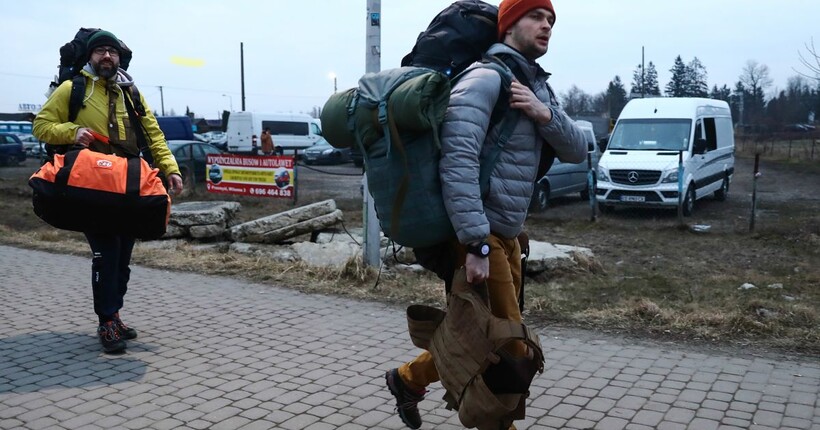 Російські ЗМІ поширюють фейк про масовий виїзд українських чоловіків - ЦПД