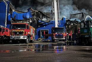 Атака на підпрємство на Київщині: рятувальники закінчили ліквідацію наслідків удару (фото)