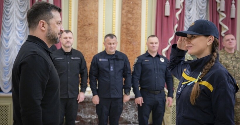 Зеленський подякував та відзначив нагородами рятувальників ДСНС