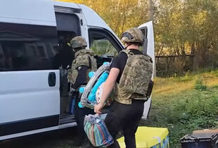 На Сумщині бійці спецпідрозділу "Білий янгол" евакуювали вагітну жінку з немовлям із прифронтового села