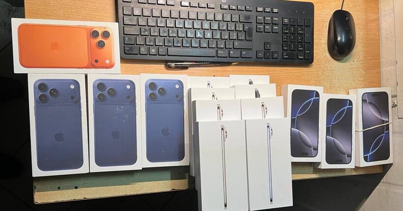 Чоловік намагався провезти в Україну 18 нових iPhone вартістю 1,5 млн грн