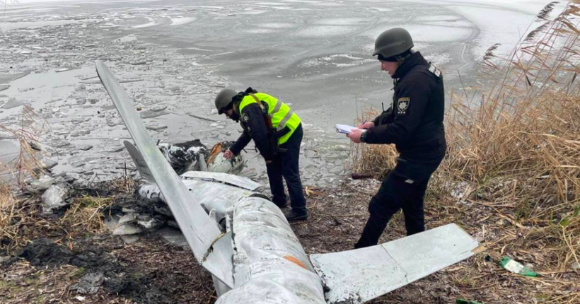 На Київщині з озера дістали уламки російської ракети Х-55