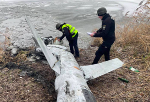 На Київщині з озера дістали уламки російської ракети Х-55