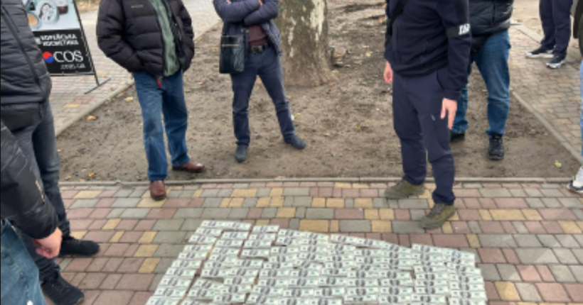 На Одещині ДБР викрило правоохоронця, який за $18 000 обіцяв перевезти 