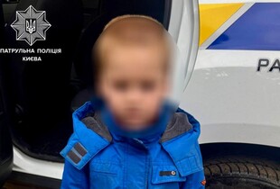 У Києві поліцейські повернули матері сина, який блукав вулицями