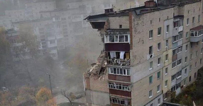У Хмельницькому вибухнув будинок: зруйновано понад три поверхи