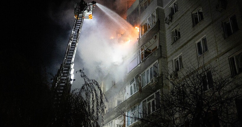 Рятувальники в Сумах врятували 12 жителів багатоповерхівки, яка загорілась внаслідок удару рф - ДСНС