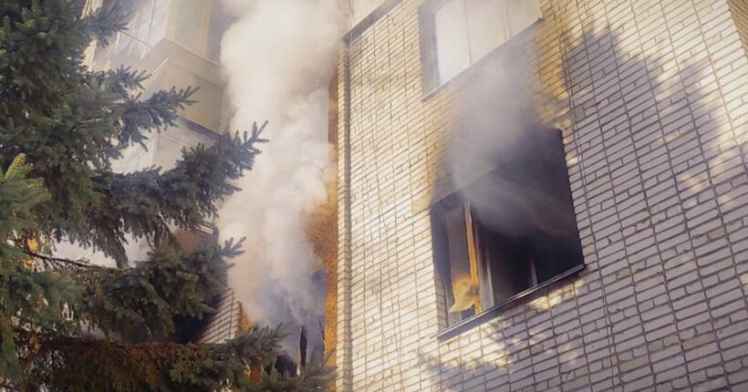 У Львові спалахнула пожежа у квартирі в багатоповерхівці: серед евакуйованих є діти (фото)