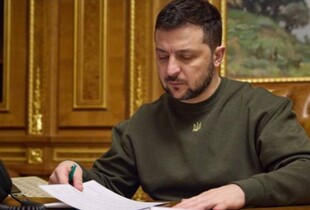 Зеленський підписав закон про можливість бронювати людей зі статусом "у розшуку" або "не на обліку": подробиці