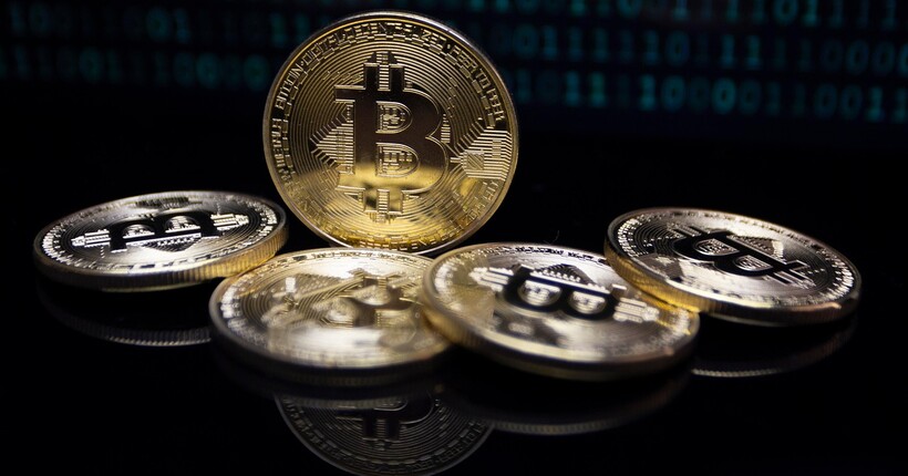 Біткоїн впав нижче $100 000 уперше з червня