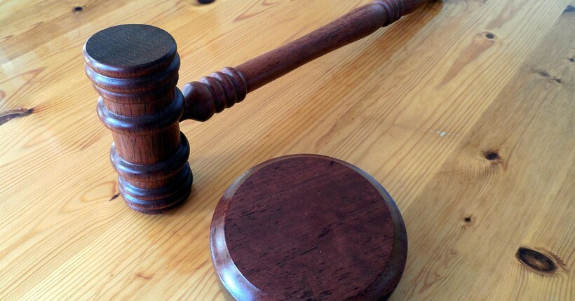 Побили та обікрали чоловіка на Харківщині: двоє нападників проведуть вісім років за ґратами