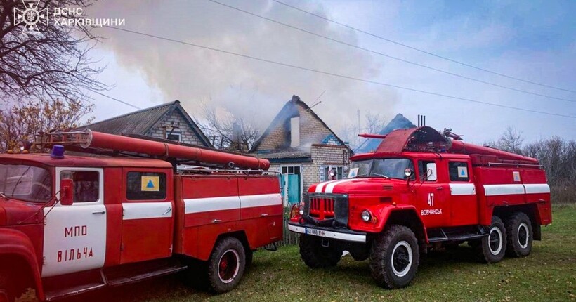 Армія рф вдарила по житловому будинку на Харківщині: є загибла, спалахнула пожежа (фото)