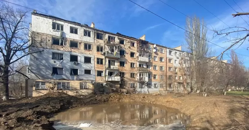 Рук не вистачає: як комунальники розбирають завали у Херсоні після обстрілів окупантів