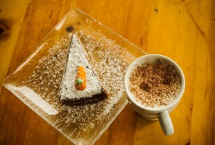 Морквяний пляцок з желе та горіхами - рецепт святкової випічки