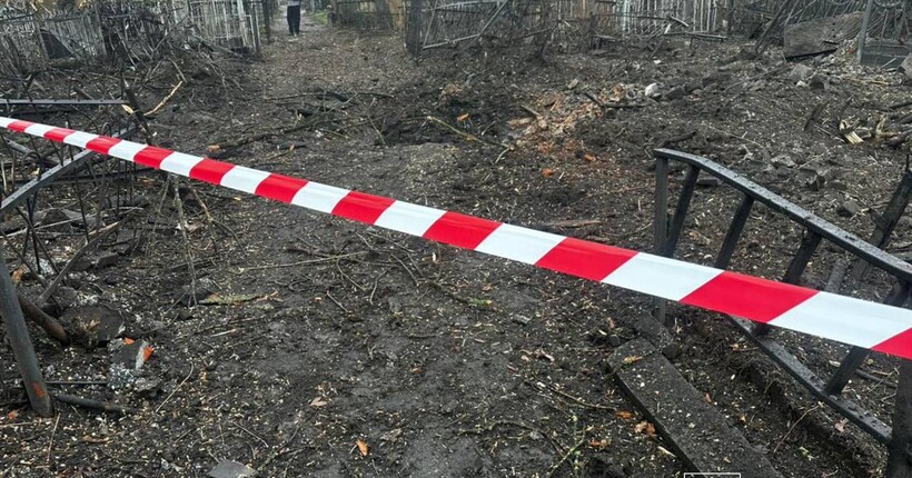 Росіяни з авіації атакували кладовище у Харкові