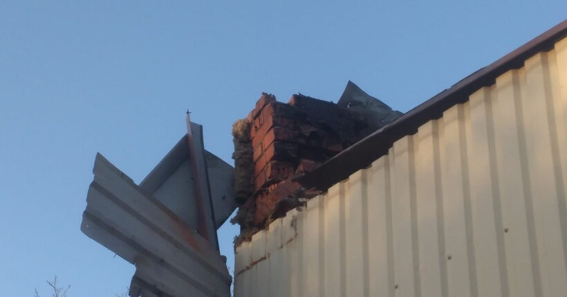 На Донеччині внаслідок ворожого обстрілу пошкоджено будівлю пожежно-рятувальної частини