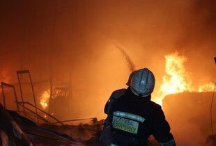 У Дніпрі після російського обстрілу горять склади з шинами та марлею