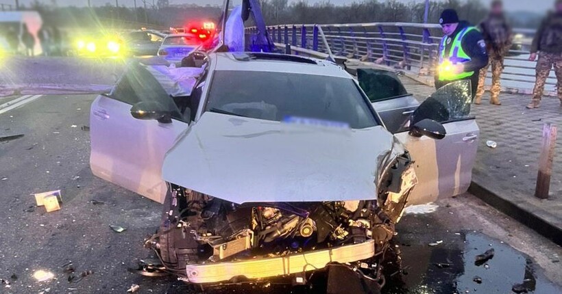 У Києві на Броварському проспекті сталася ДТП: міст Метро повністю перекрито