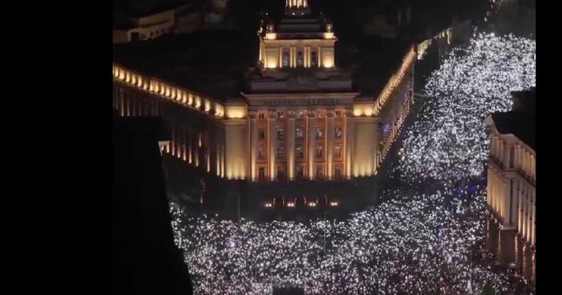 Протести в Болгарії: десятки тисяч людей вимагали відставки уряду через корупцію (відео)