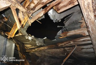 У ДСНС показали кадри влучання у дах адмінбудівлі у Харкові (фото)