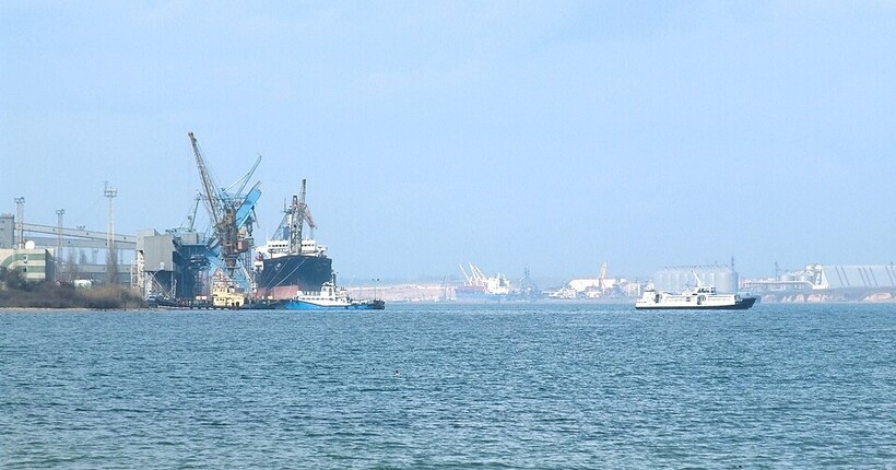 Росіяни вранці атакували порт Південний: є влучання в резервуари