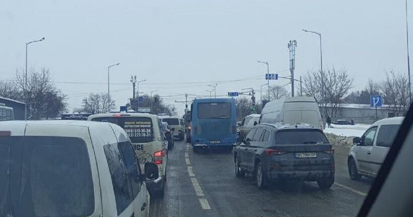 Біля Львова сталася стрілянина: чоловік обстріляв мікроавтобус ТЦК