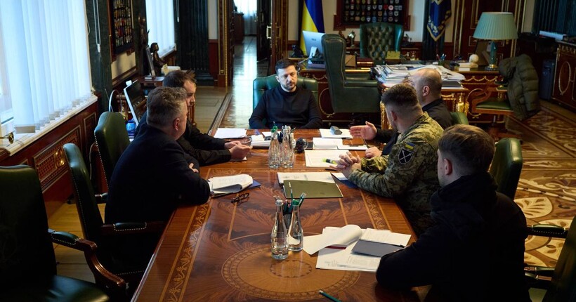 Зеленський провів нараду з переговорною командою напередодні тристороньї зустрічі з США і рф