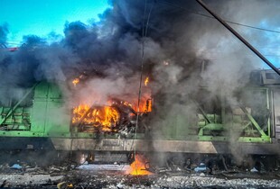 Удари по залізниці на Сумщині: у Конотопі загорівся електропотяг (фото)