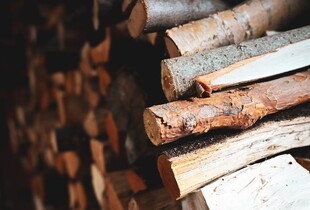 Субсидія на дрова, вугілля і газ: хто може отримати допомогу на опалення і як оформити